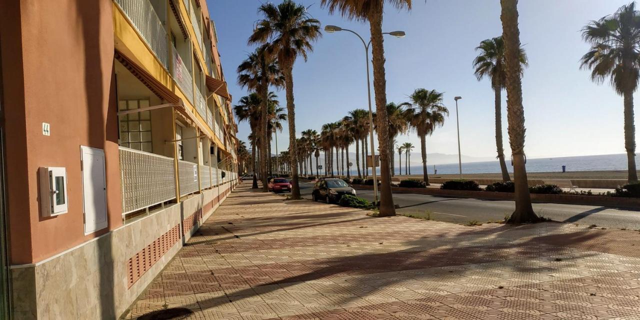 Première ligne de mer Roquetas de Mar Esterno foto