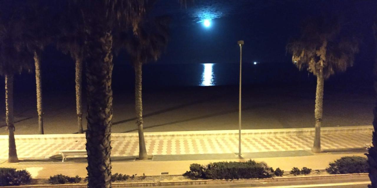 Première ligne de mer Roquetas de Mar Esterno foto