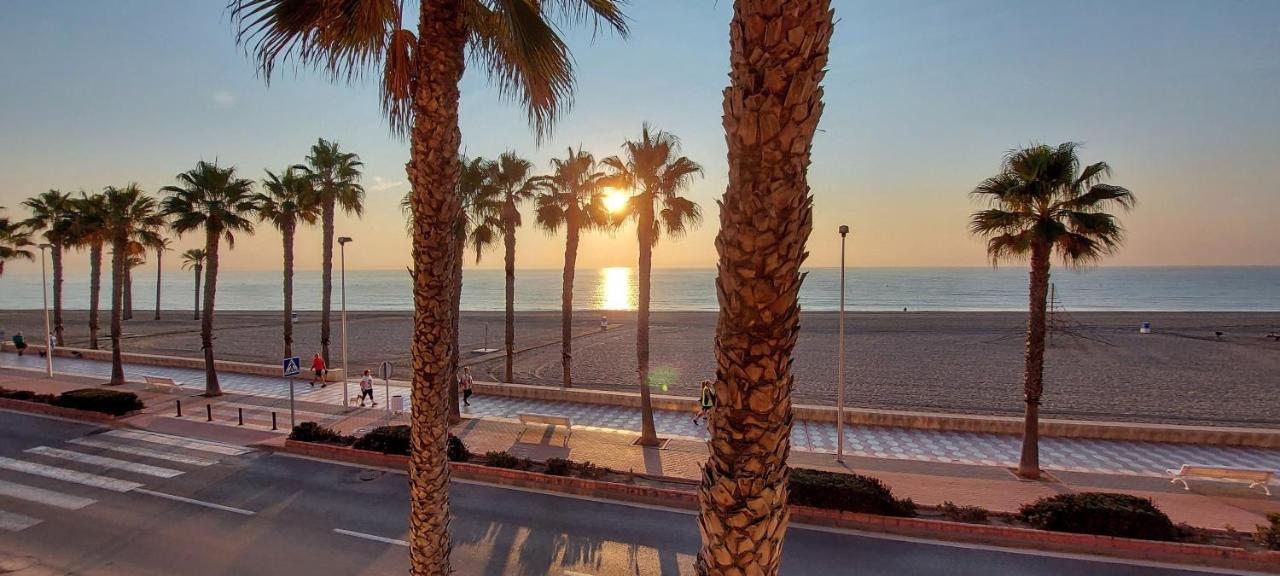 Première ligne de mer Roquetas de Mar Esterno foto