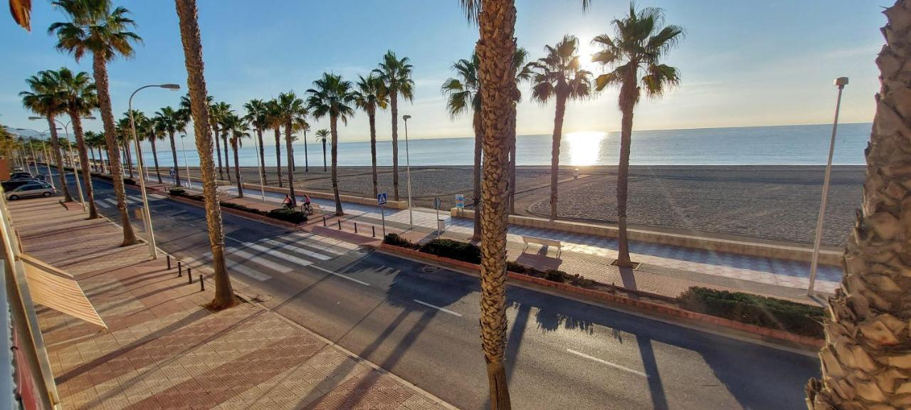 Première ligne de mer Roquetas de Mar Esterno foto
