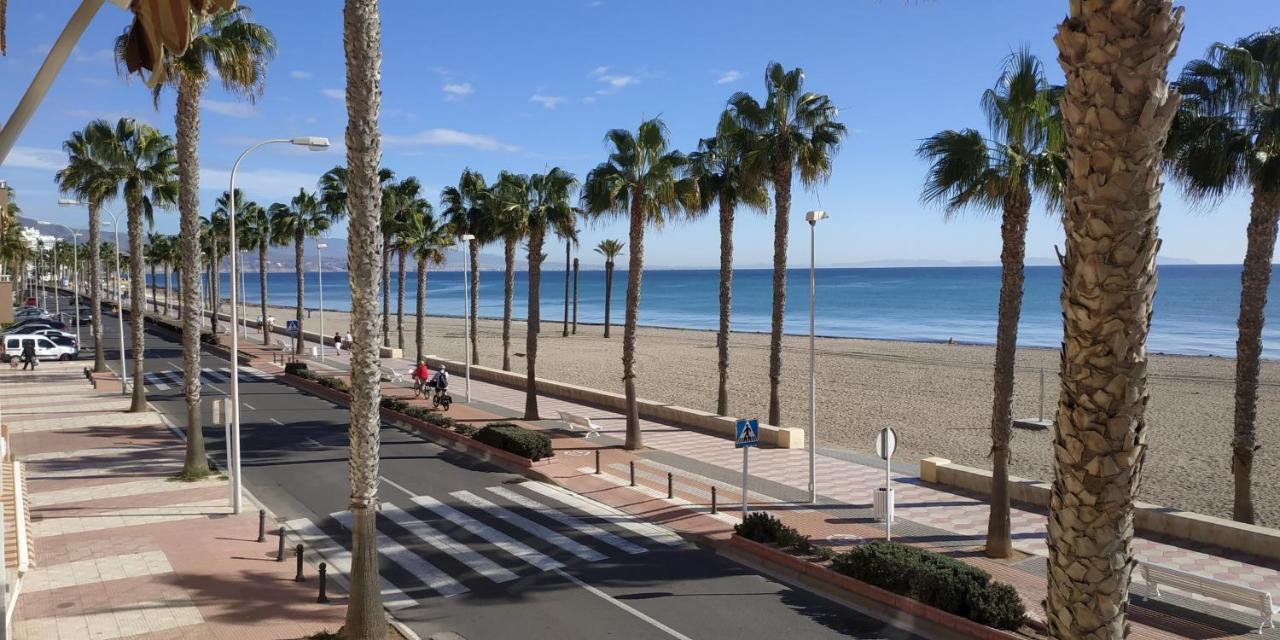 Première ligne de mer Roquetas de Mar Esterno foto